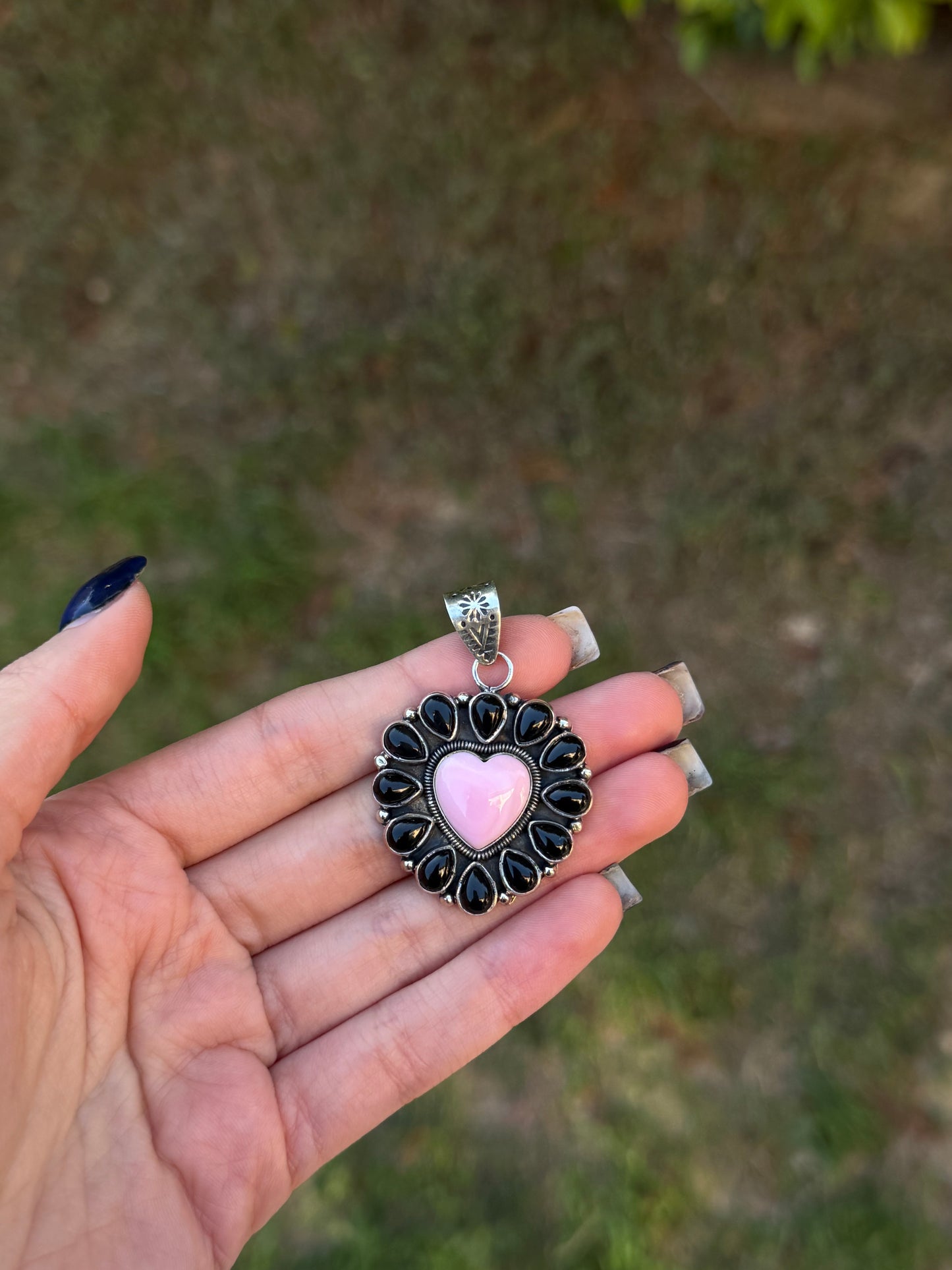 Black onyx & pink conch pendant